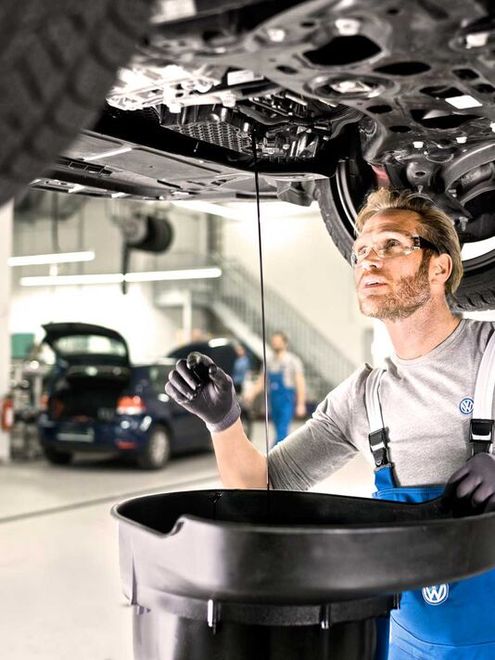 VW-Mitarbeiter führt Ölwechsel durch bei Alexander Schöllhuber GmbH in Kirchdorf