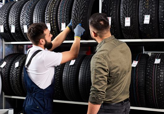 Mitarbeiter berät Kunde zum Reifenkauf bei Alexander Schöllhuber GmbH in Kirchdorf